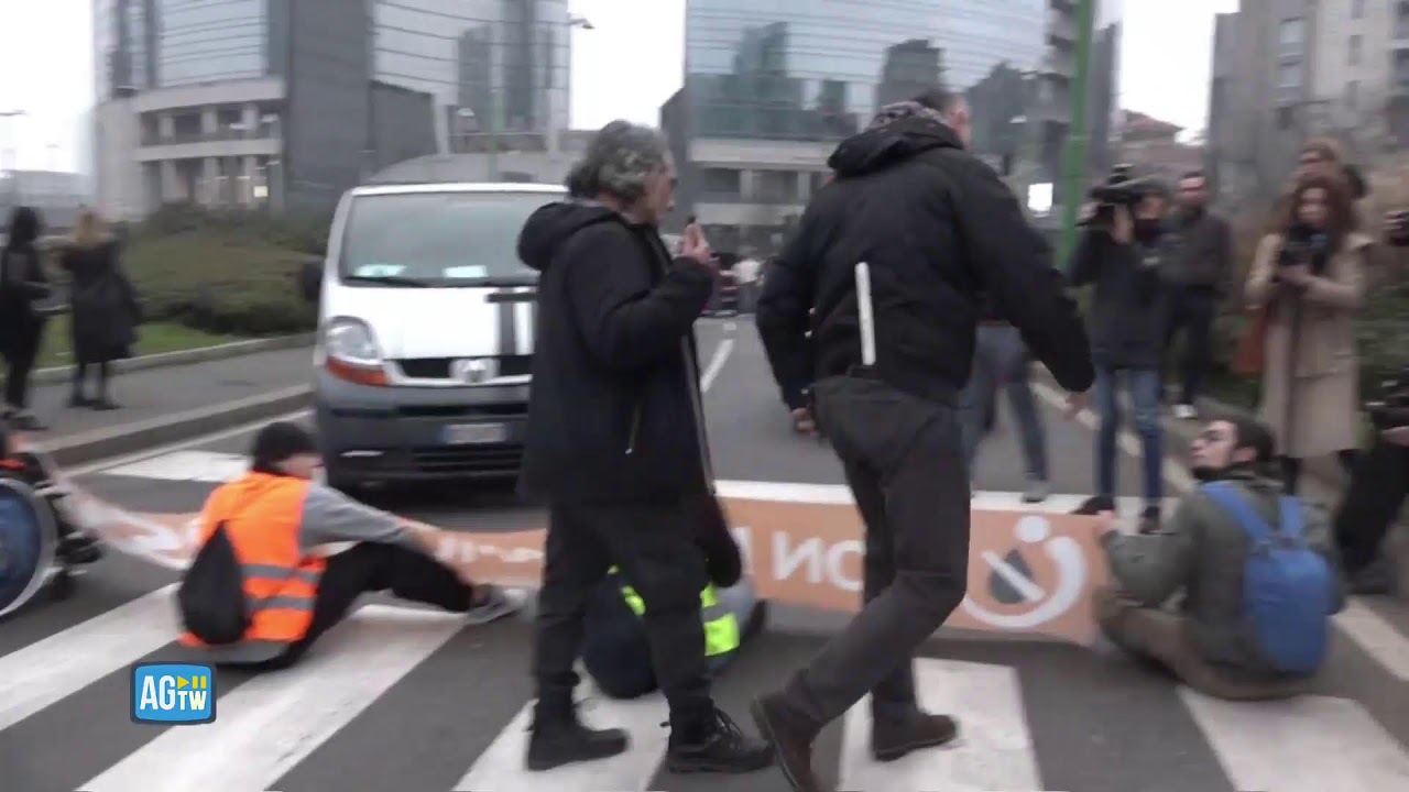 Milano, nuovo blocco stradale degli attivisti di Ultima Generazione [DIRETTA]
