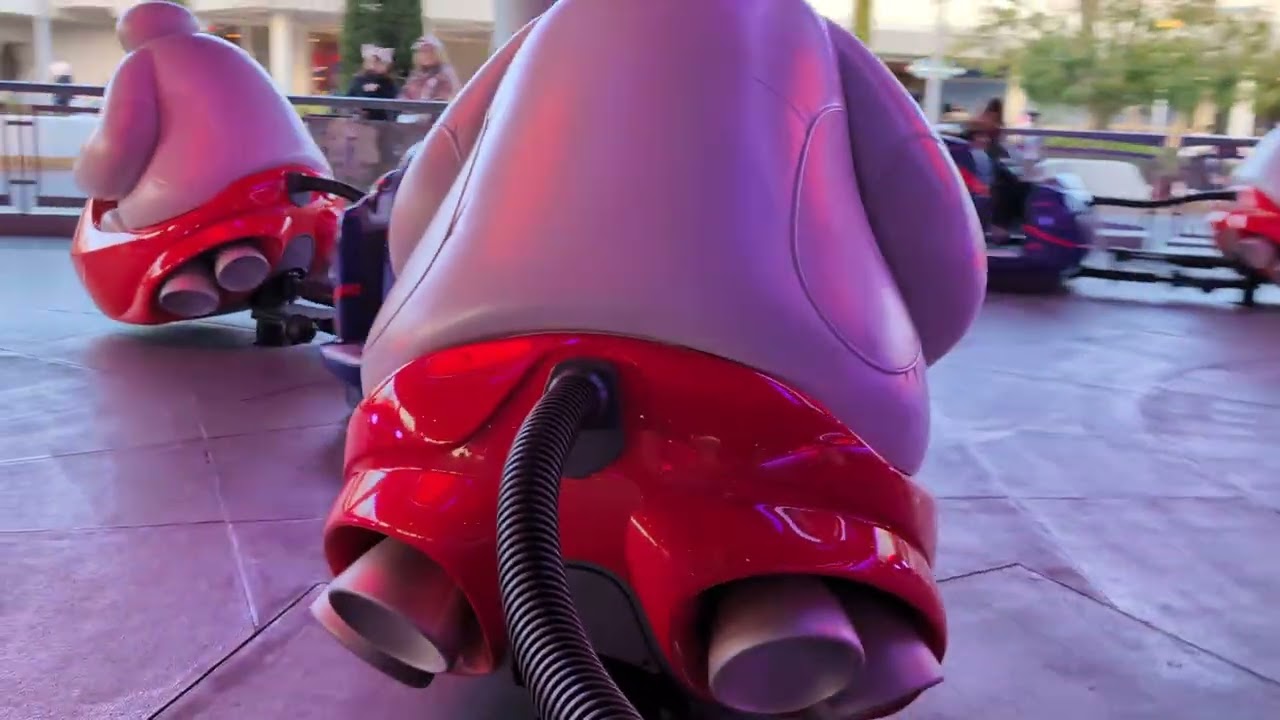 東京ディズニーランドでベイマックスのハッピーライドに乗って嬉しいたっくん。Tokyo Disneyland. Baymax's Happy Ride. 2026年3月15日。