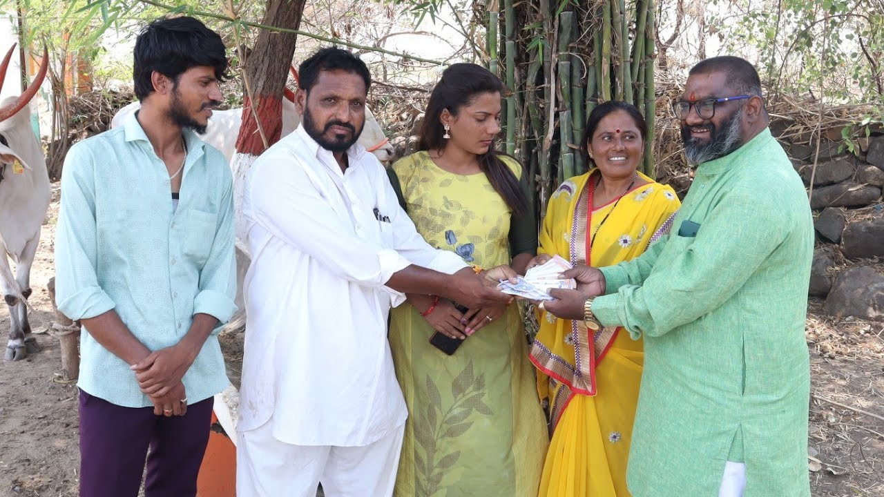 मुलीचे लग्नासाठी आईने धरले मामा मावशीच्या पाय 😱