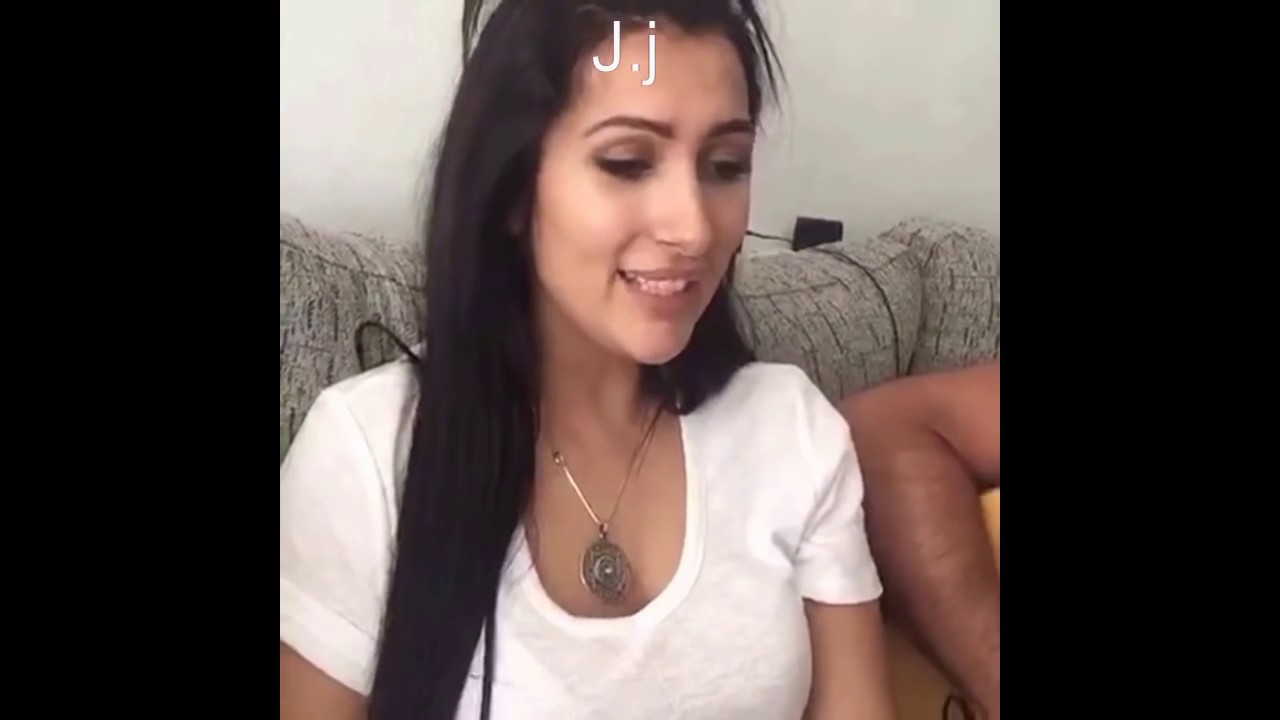 Gitana muy guapa cantando