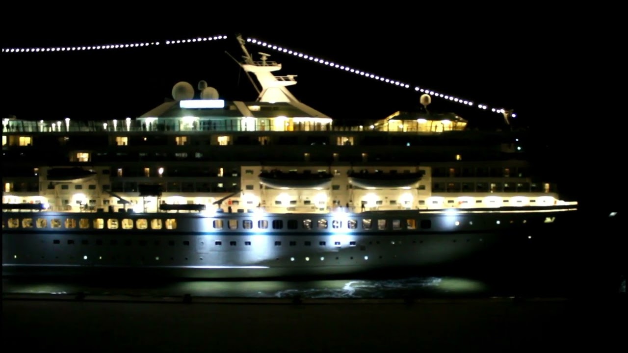 MS Artania verlässt zum letzten Mal in der Sasion 2025 Bremerhaven