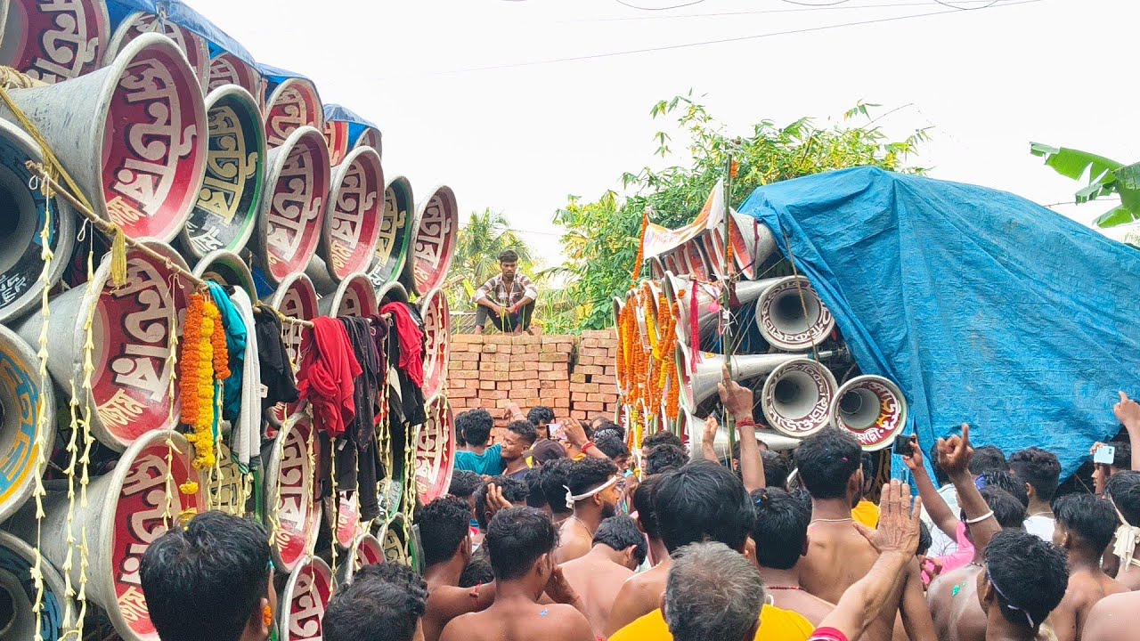মোজাম সাউন্ড এর সামনে দিয়ে বাপি সাউন্ড নতুন বক্স রোড শো পাস হচ্ছে, দুটো বক্স কেমন বাজছে দেখো