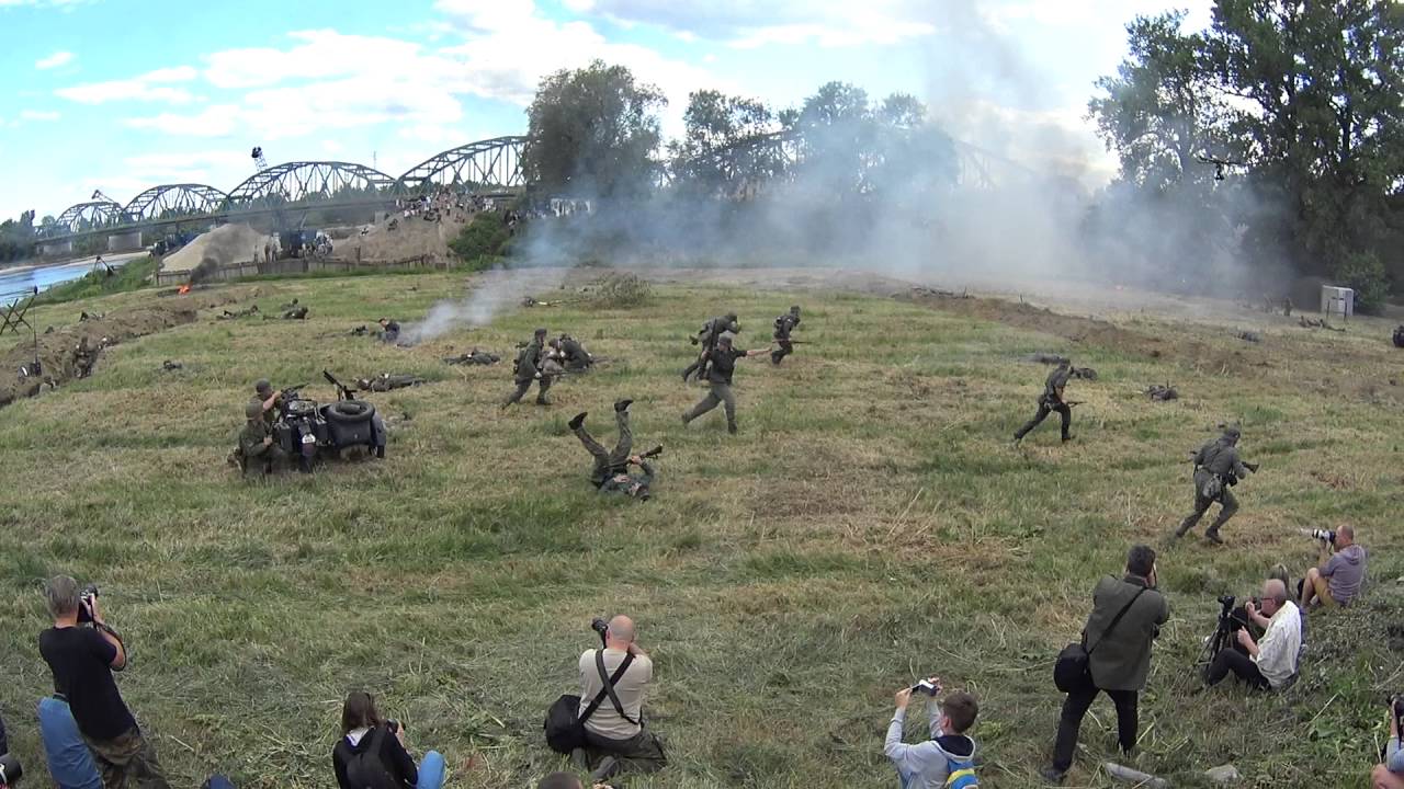 Inscenizacja historyczna pt. Zdobycie mostu Nijmegen przez spadochroniarzy 82 dywizji amerykańskiej.