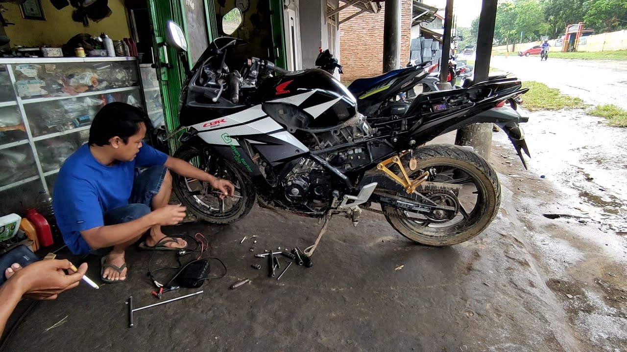 honda CBR 150 boros aki dan kiprok.