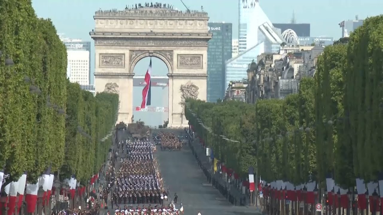 في أجواء حرب على أبواب أوروبا.. فرنسا تحتفل بعيدها الوطني بعرض عسكري