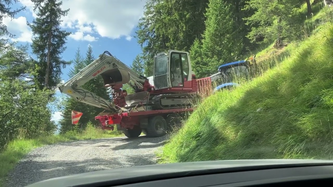 New Holland beim Baggertransport