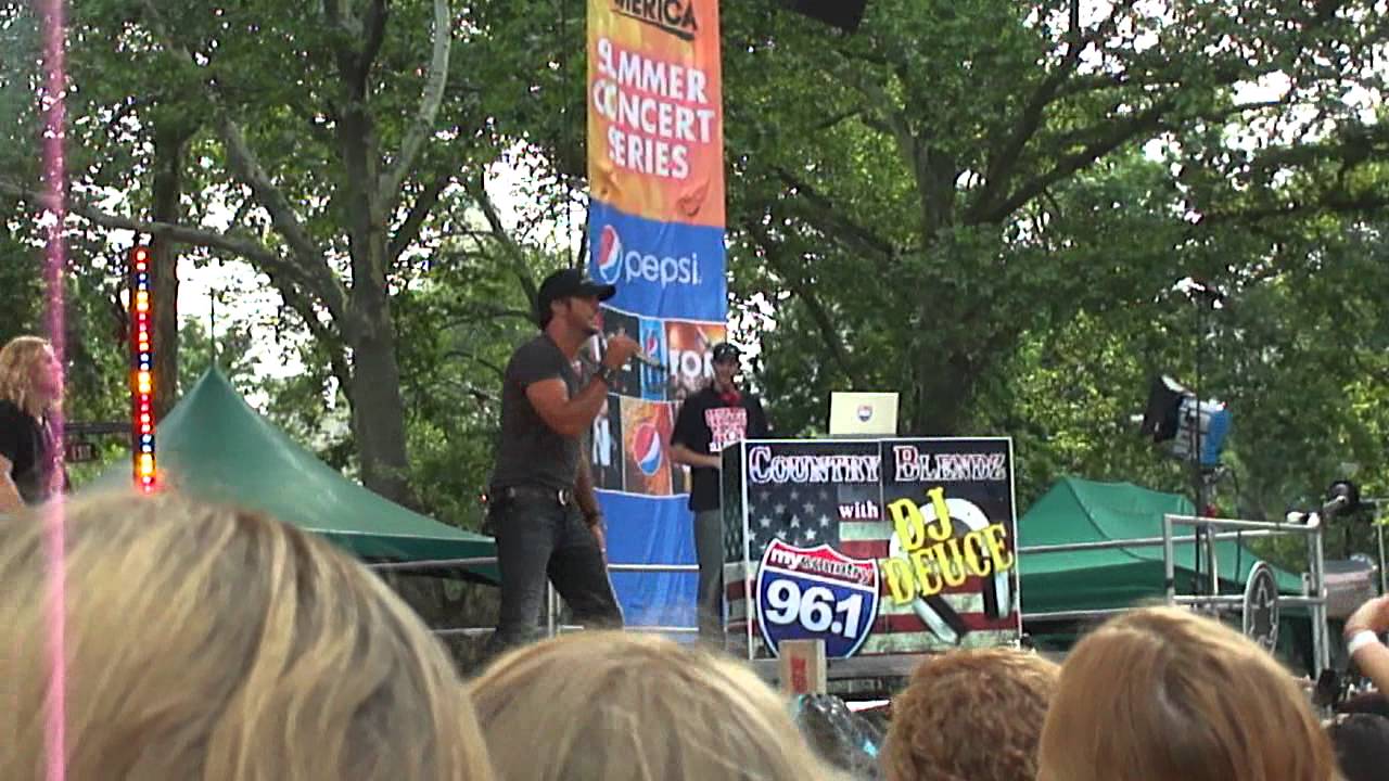Luke Bryan - GMA - July 13,2012 - Country Girl (Shake it for me)