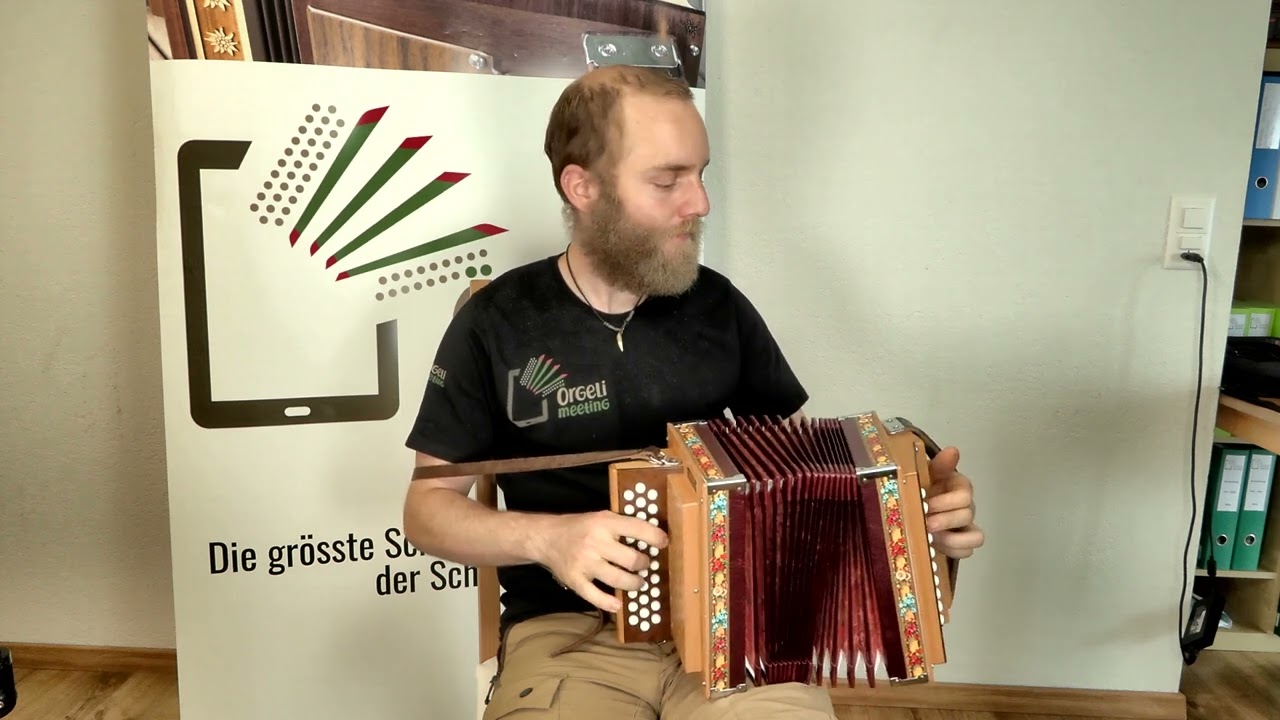 Der kleine Andreas (Paul Lüönd) Schwyzerörgeli lernen