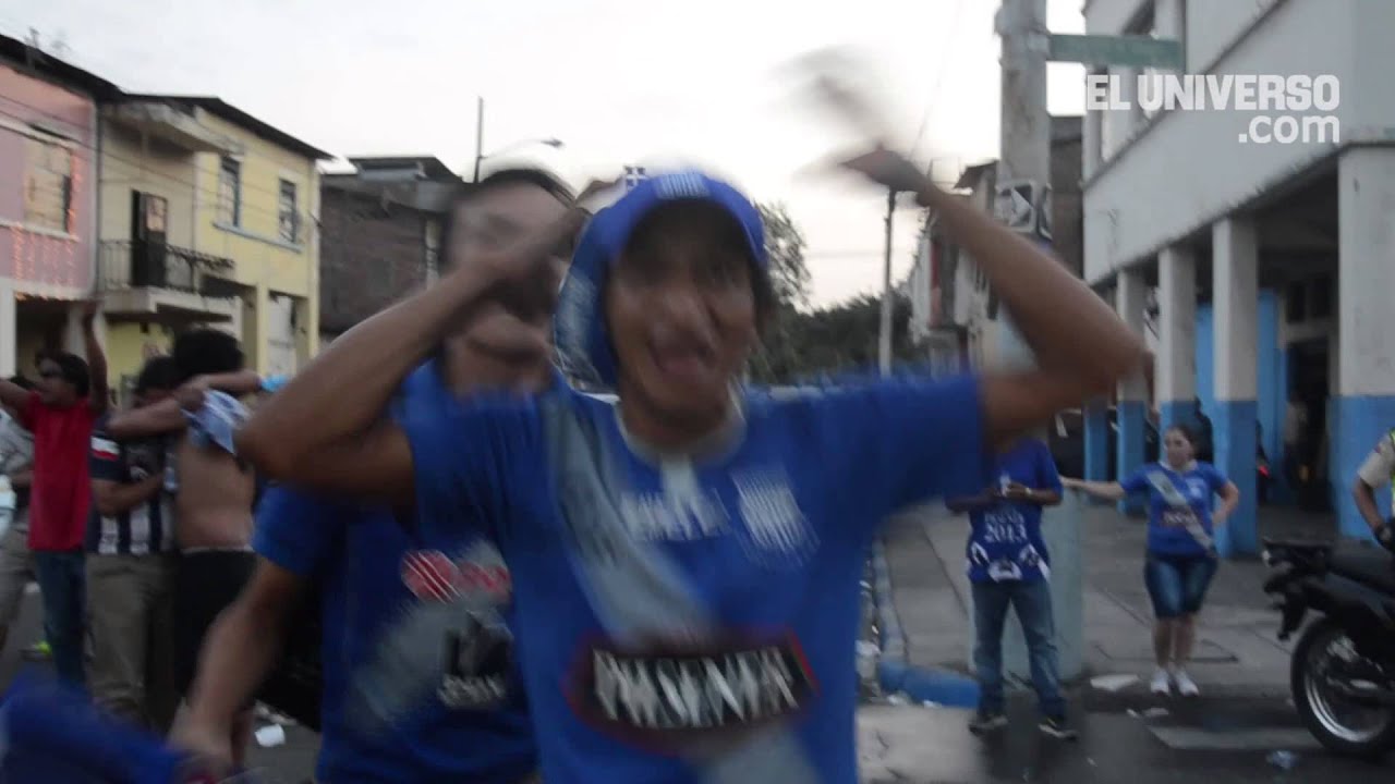 Hinchas de Emelec festejan Bicampeonato en los alrededores del Capwell