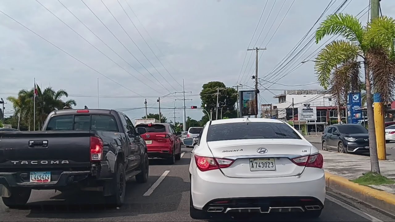 Conduciendo en la autopista de san Isidro en Santo Domingo