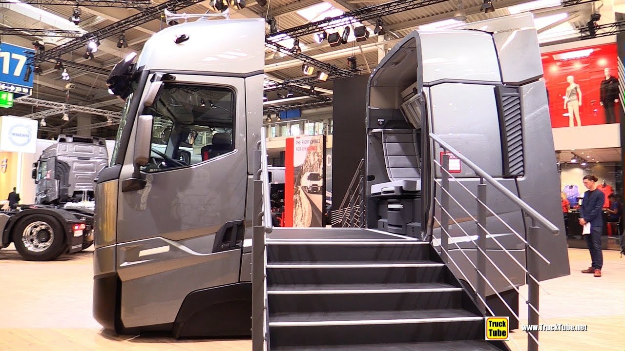 2019 Renault T480 High Roof Sleeper Cab Cut off interior display - Walkaround - 2019 IAA Hannover