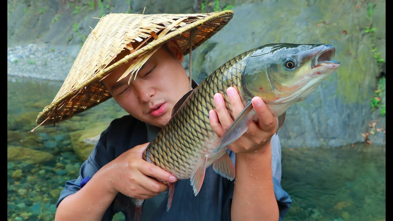 【Shyo video】4斤大草魚用泥土包著，放在火裡做叫花魚，別提有多香了