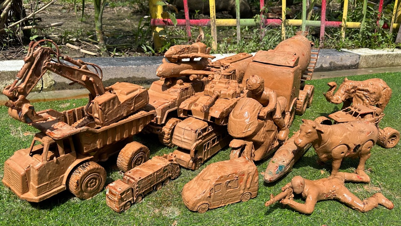 Temukan & Membersihkan Mainan Berlumpur, Truk Molen Besar, Ambulance, Mobil Polisi, Bus Telolet