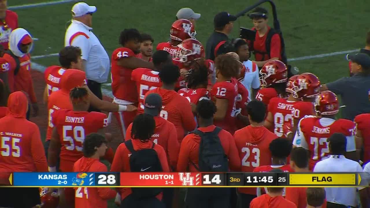 Товарищи по команде «Хьюстон» подрались на боковой линии | ESPN College Football