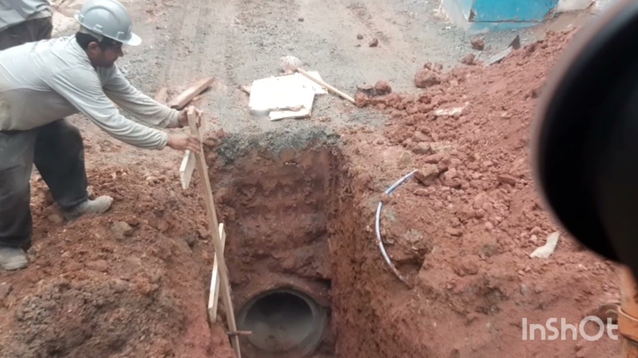fazendo vala para esgoto e escoramento para não desmoronar escavadeira hidráulica Doosan 8 toneladas