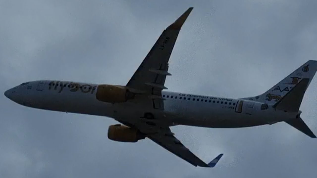 Despegue del Boeing B737-800 LV-HKN de Flybondi del Aeroparque Jorge Newbery