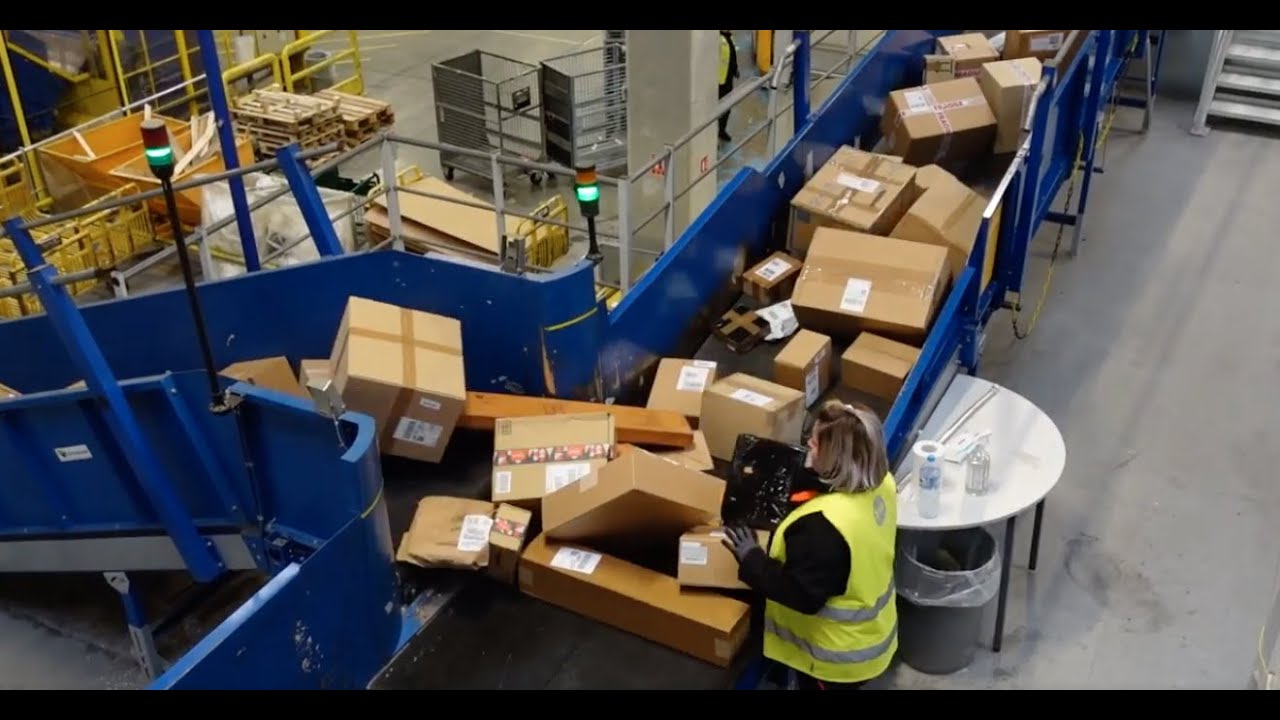 ESCAPADES EN AUVERGNE : Immersion dans la plateforme de tri des colis de La Poste !