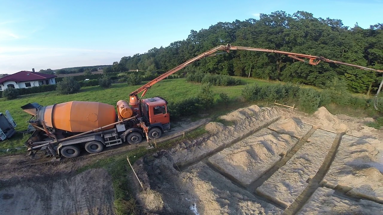 Wylewanie chudego betonu pod ławy fundamentowe