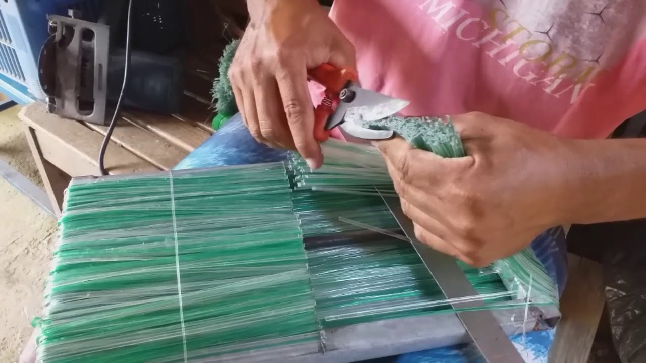 retirando fios de garrafas pet da grande.