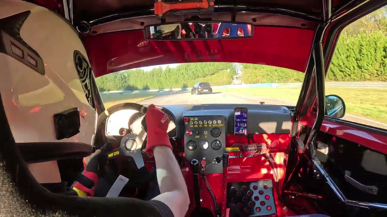 Peugeot 205 GTI20 & Toyota MR2 2ZZ going fast through crowded track - Trackday Braga 2025