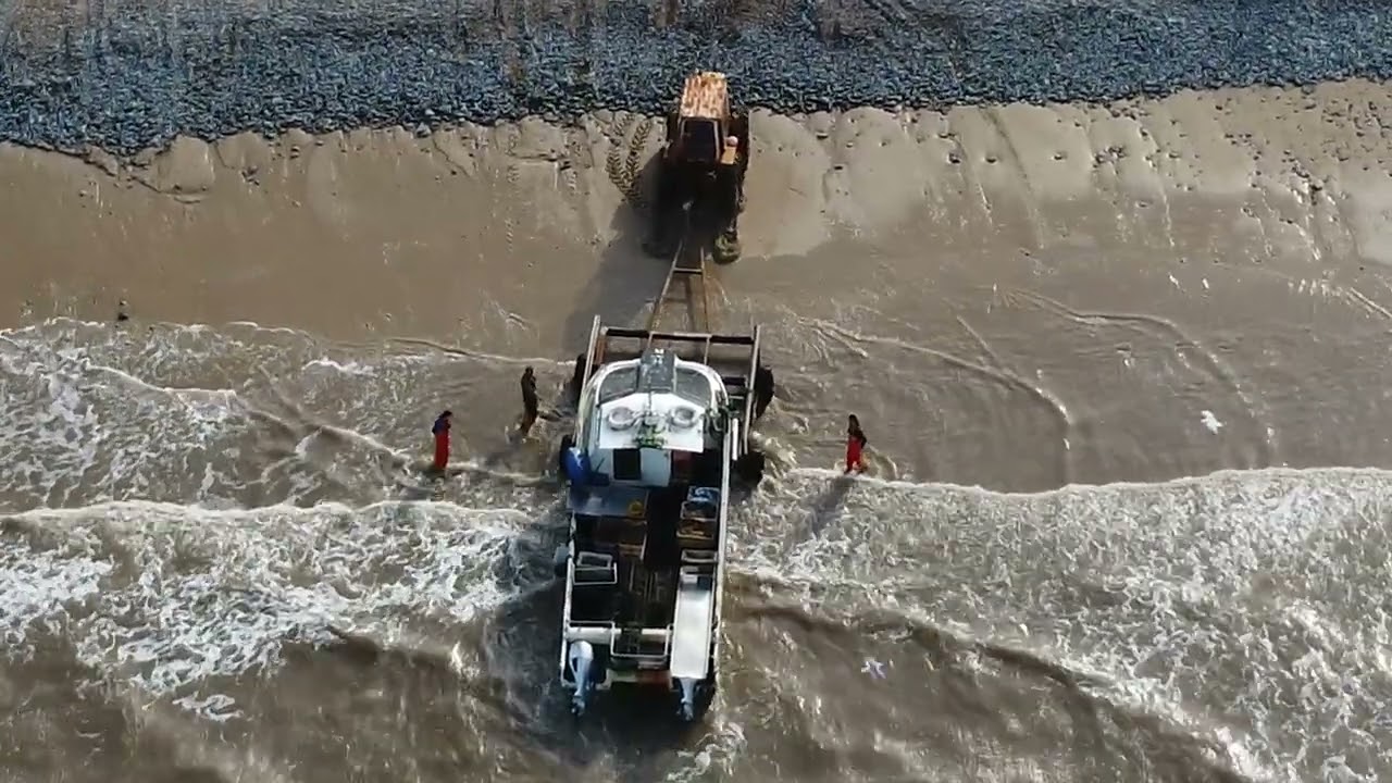 Catamaran YH3 Landing Crabs Cromer March 15 2022