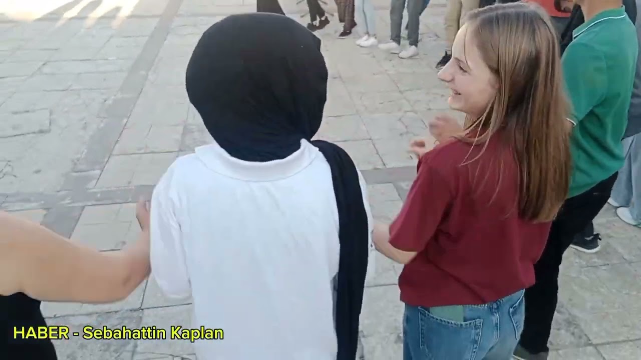 Erzincan' da Çayırlı Standında Sanatçı Aynur Güneş  Sesiyle Sazıyla Erzinanlıları Çoşturdu