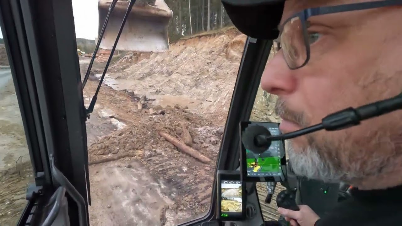 Volvo EC 350 EL avtäckning & lastning A25