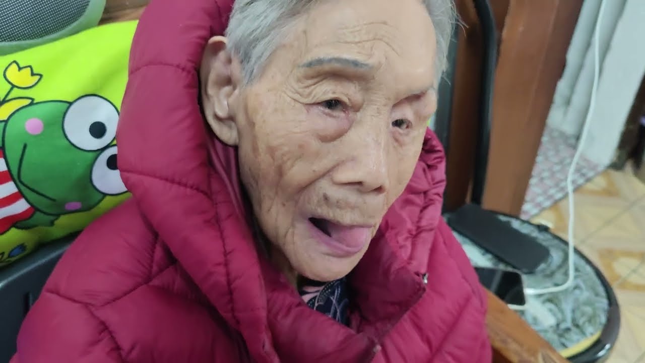 2020309 把雞飼料拿回家，我帶著全罩式安全帽奶奶也知道我是誰