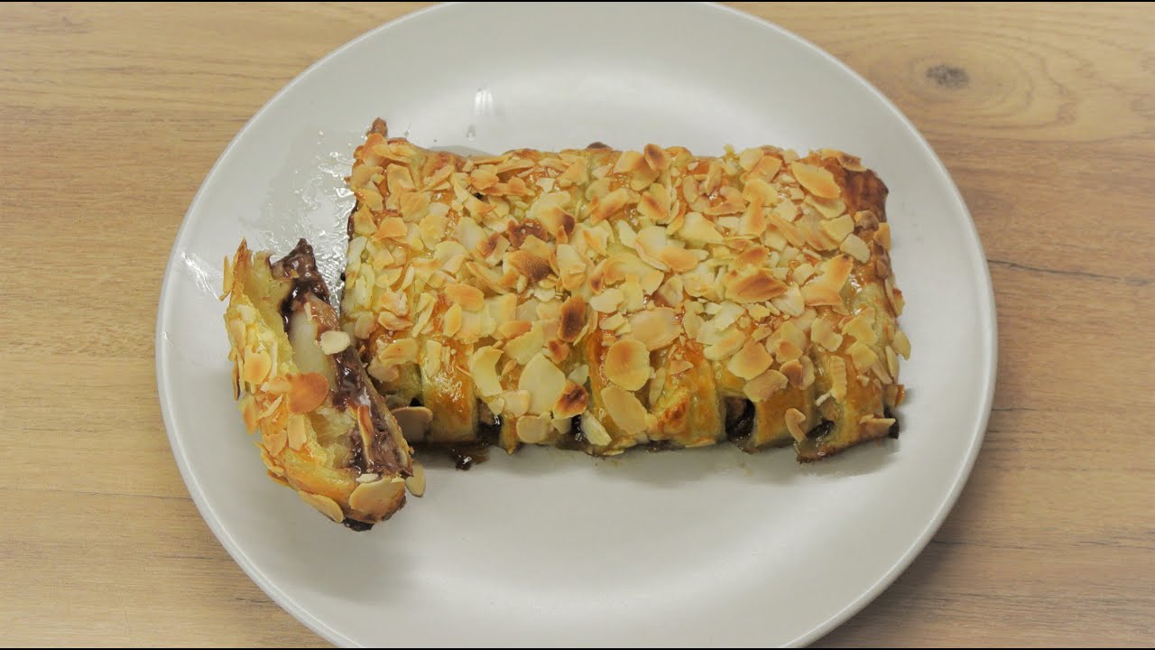 Tresse feuilletée au chocolat praliné et poire / Chocolate praline and pear puff pastry braid