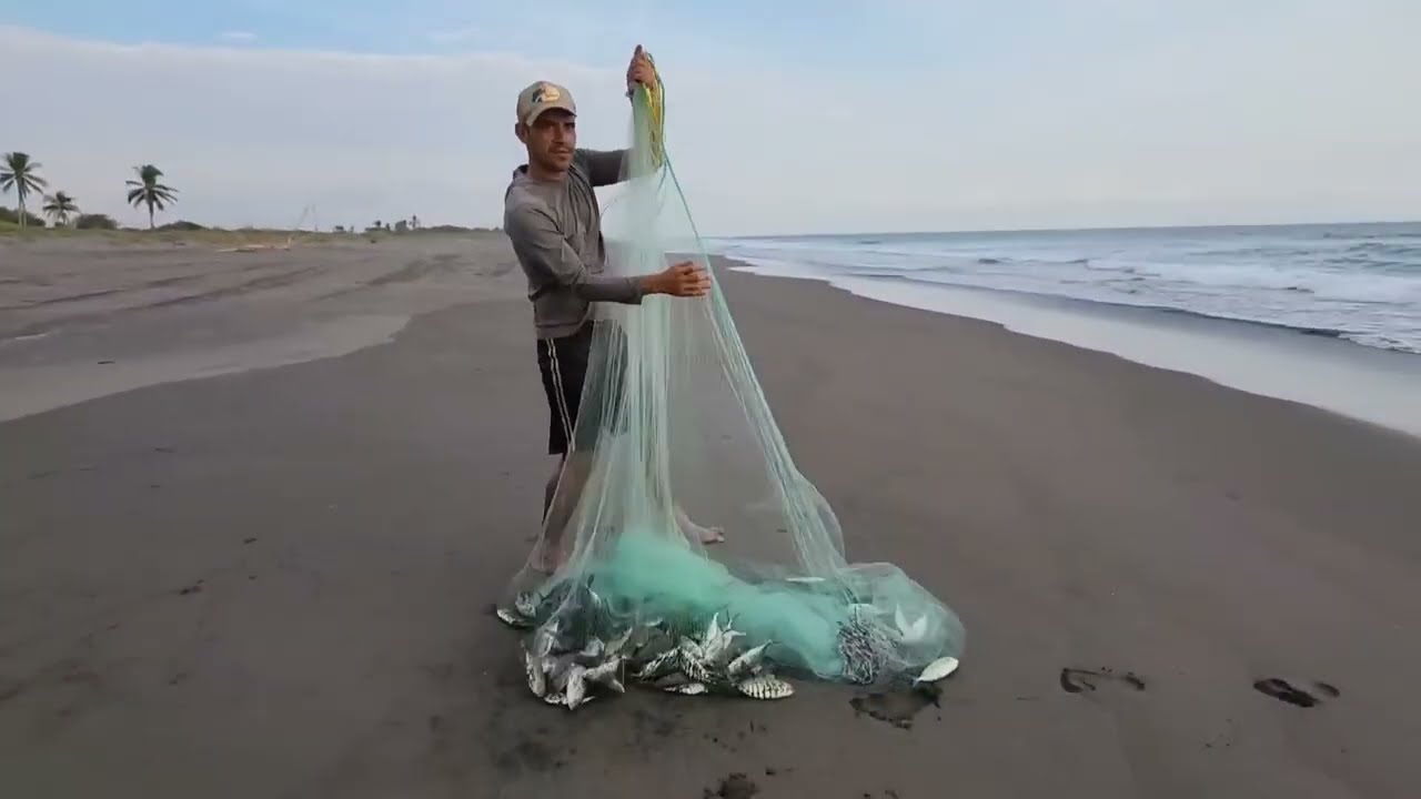 Tienes que ver esta pesca con atarraya 😱😱