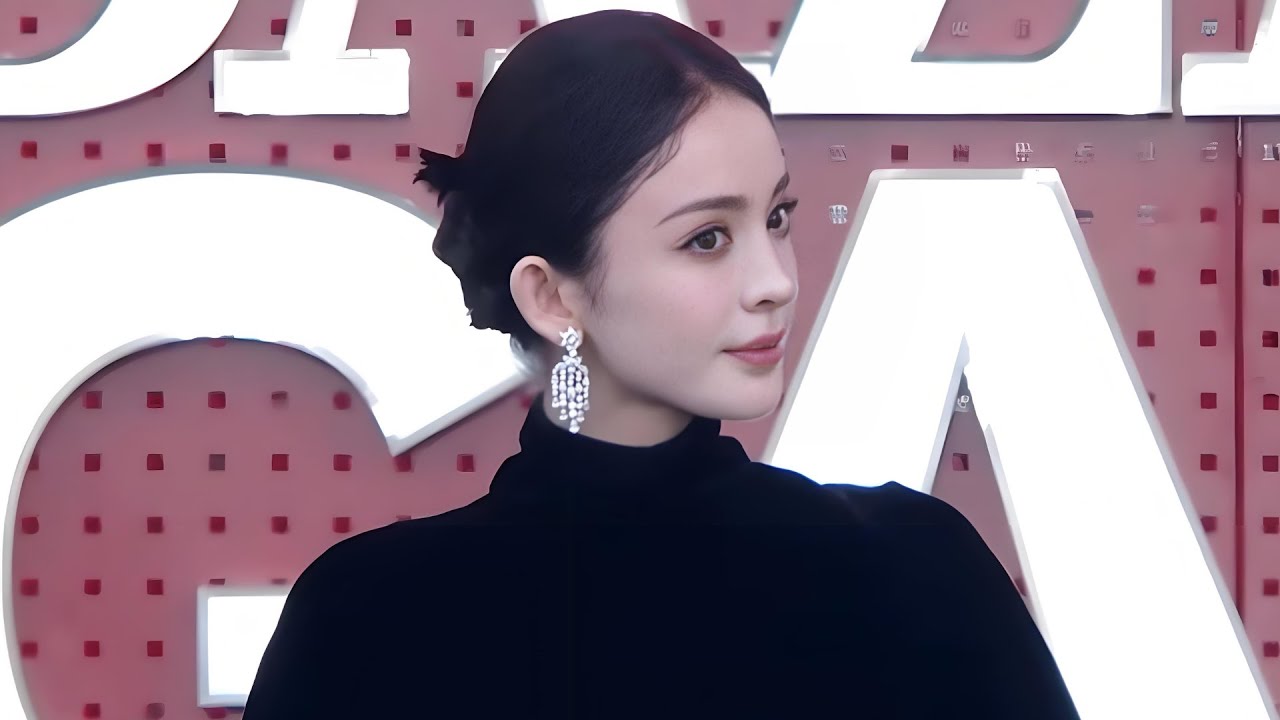 古力娜扎红毯美爆了！露背高定宛如高贵黑天鹅，网友：她终于自信了｜#2025时尚芭莎｜#古力娜扎｜#红毯造型｜CUT