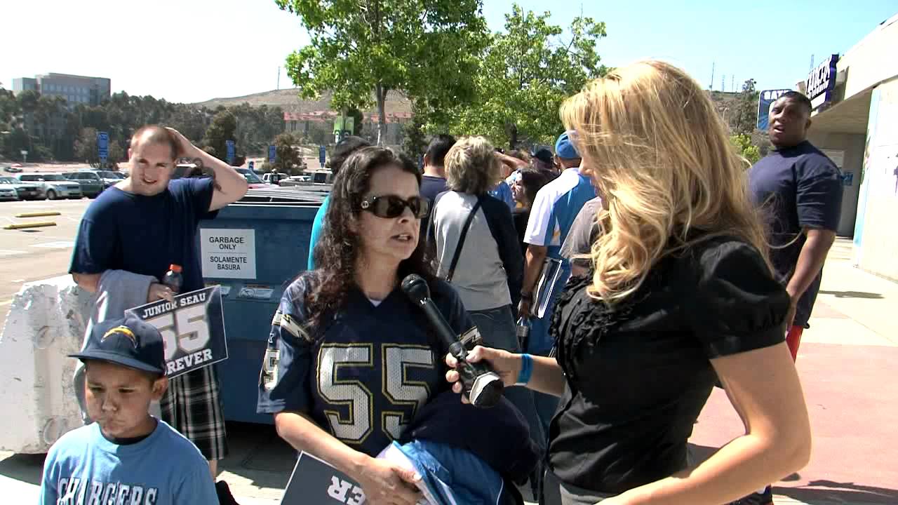 Fans remember Seau