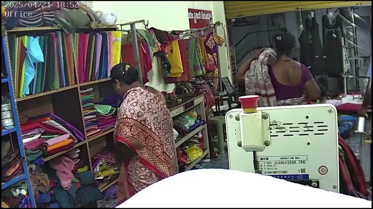 మ shop లో దొంగలు పడ్డారు మగ్గం work blouse lu pattu ముక్కలు తీసుకెళ్లి  పోయారు