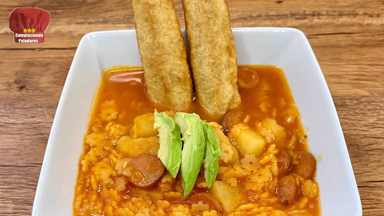 Sopa aguada con salchicha y papa