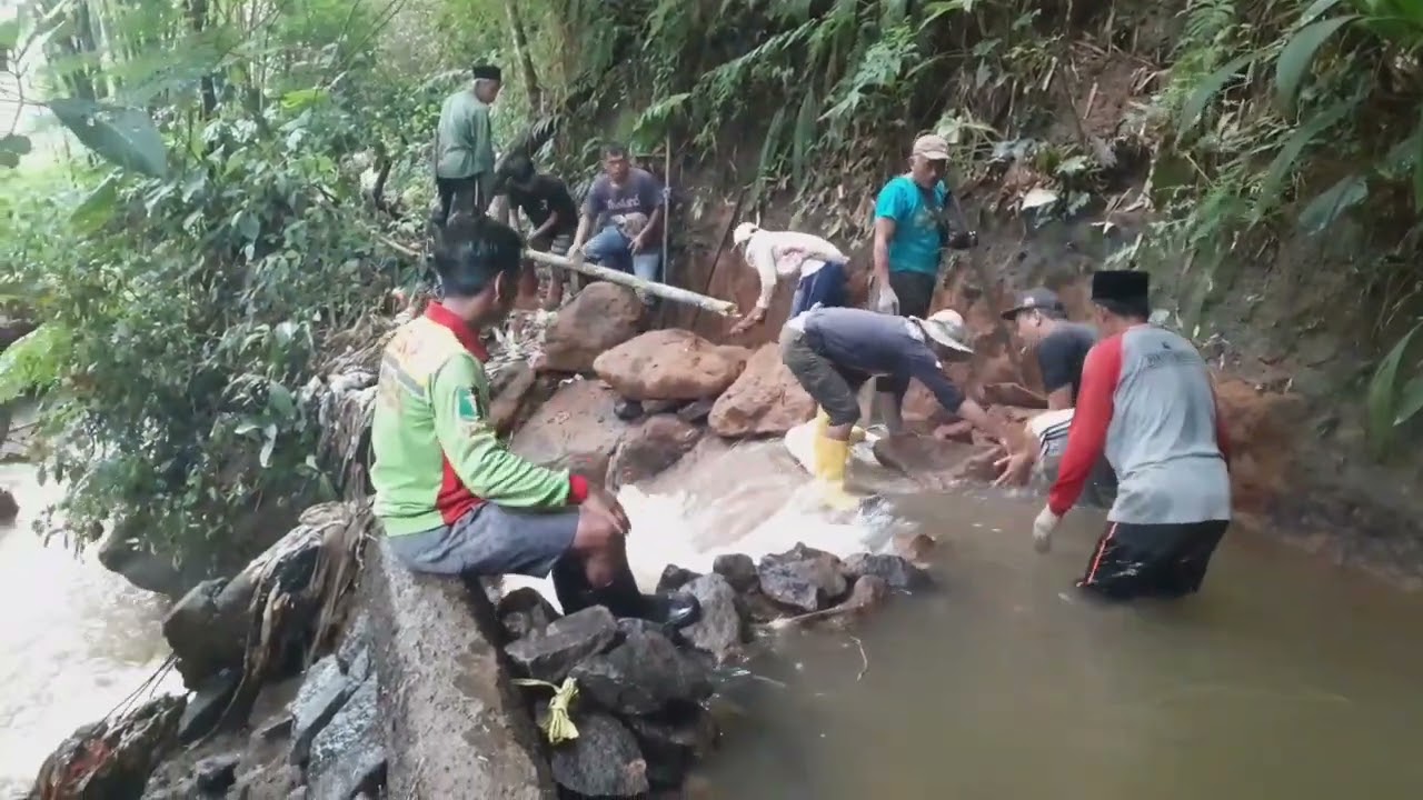 KREATIF PETANI DAN WARGA MEMBUAT BENDUNGAN IRIGASI DENGAN BATU DAN BAMBU