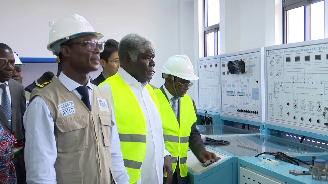 Le Premier Ministre Robert Beugré visite le Lycée Professionnel et Technique d’Ebimpé
