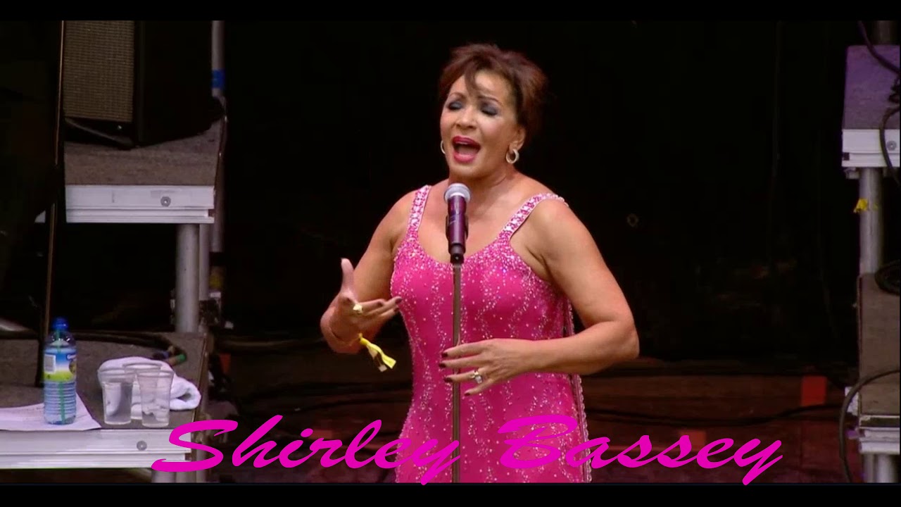 Shirley Bassey I am What I Am (Glastonbury)