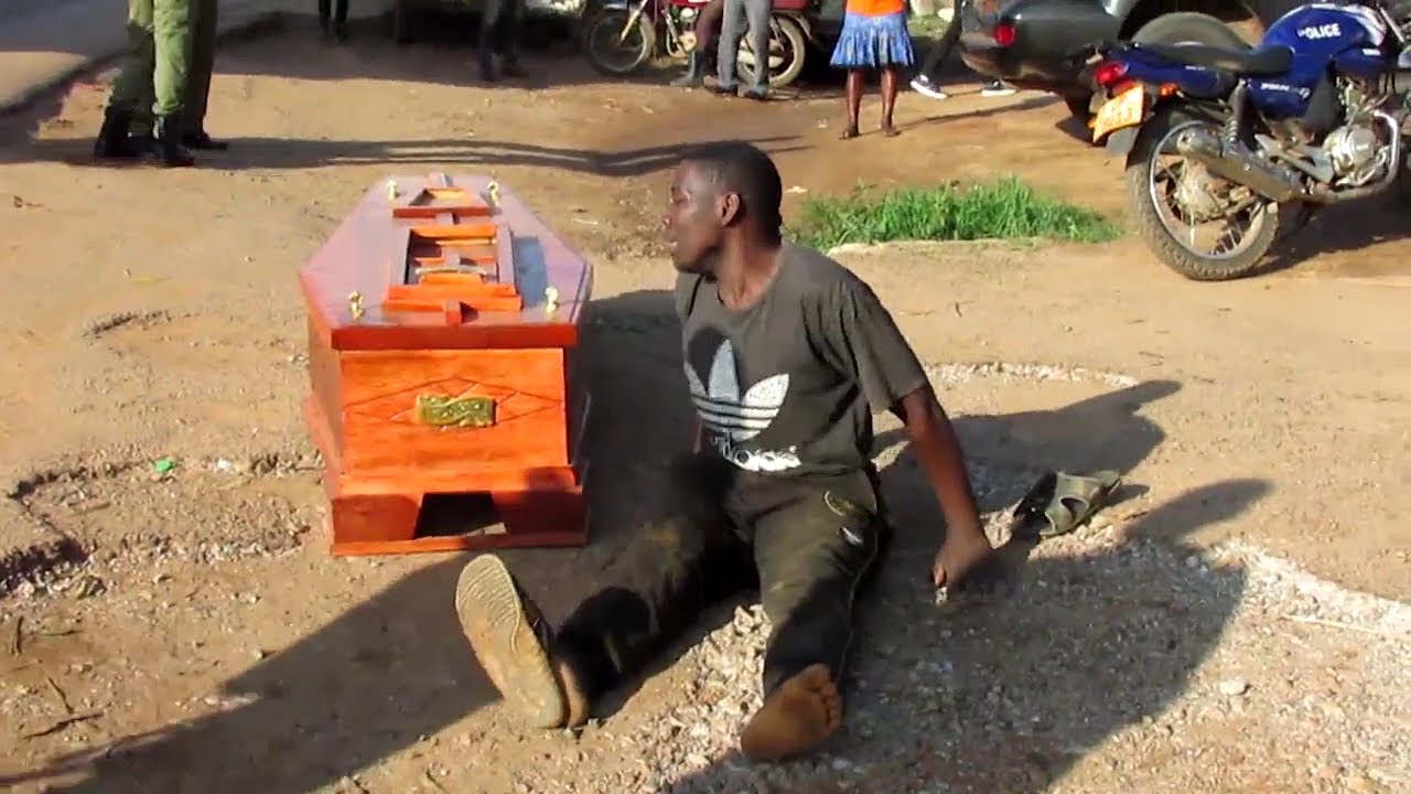 Agataliikonfuufu   OWOOLUBUTO PULEESA EMUKUBYE NAFIIRAWO LWA POLIISI KUKWATA  BBA