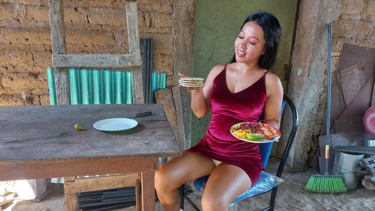 lupita almorzando frijoles, camarones, aguacate,y tortillas