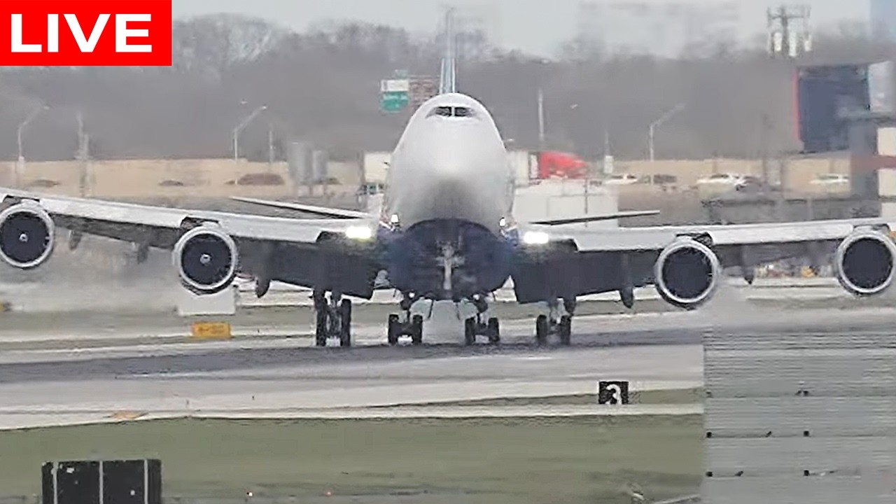 В прямом эфире: Пилот самолета Boeing 747-8 компании Nippon Cargo (NCA132) машет рукой сотрудника...