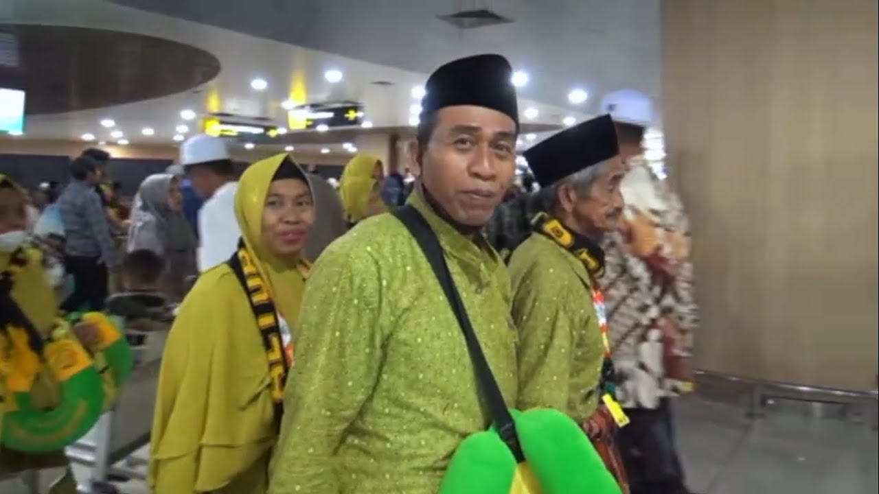 KEDATANGAN JAMA'AH UMROH BPK NATON NURHOLIS & IBU SUGARTI DSN RA'AB BANTARAN PROBOLINGGO