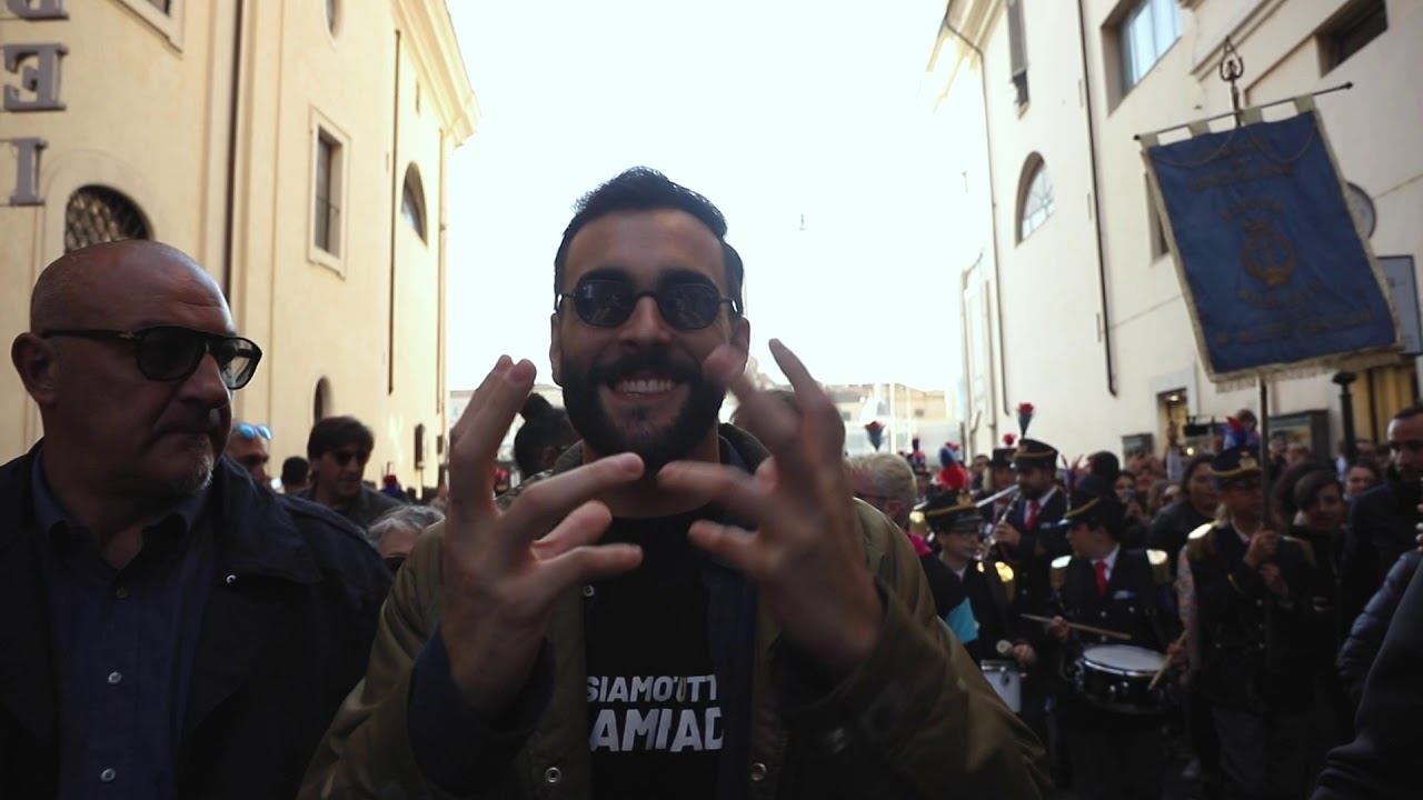 Marco Mengoni sfila nel centro di Roma con la Banda 
