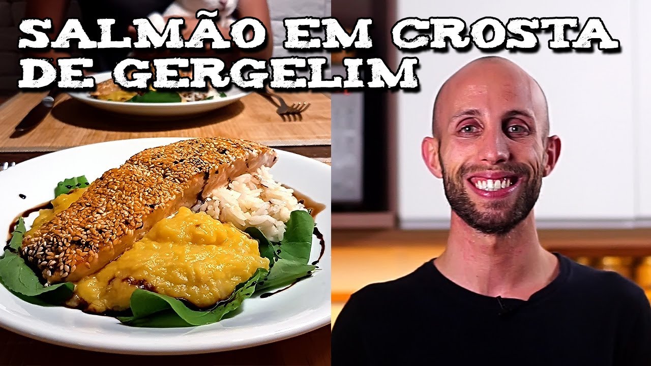 Salmão grelhado em crosta de gergelim com pure de banana e arroz de alho