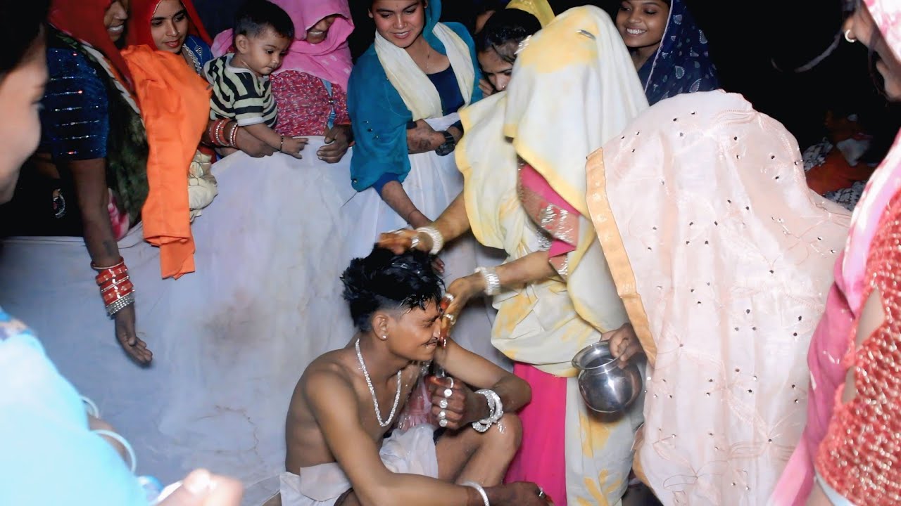 लाडी लाडा को नीला रही है aadivasi ki parampara video 📸 आदिवासी की परंपरा वीडियो