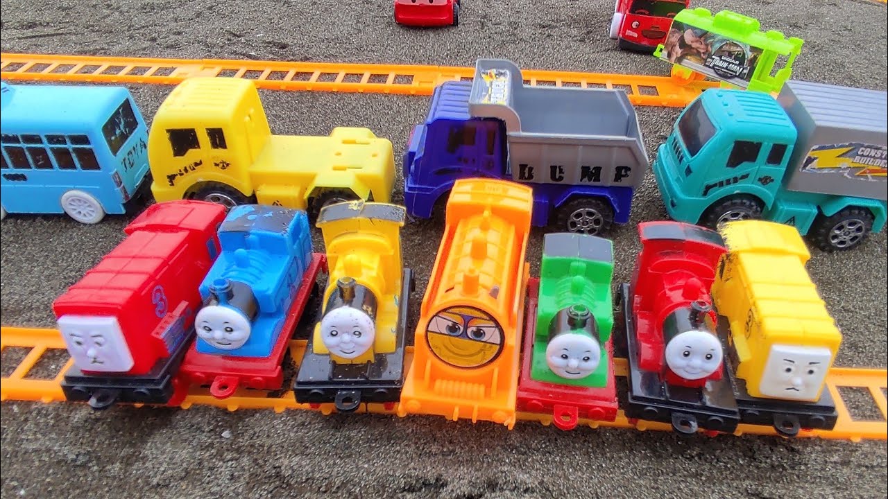 WoOw Kereta Thomas And Friends Di Dorong Lokomotif dari Jalur Rel