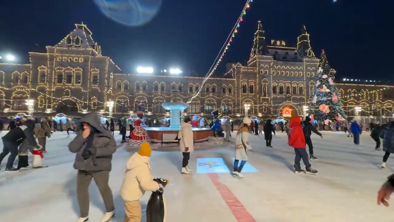 #Россия 🇷🇺 #Москва Красная площадь | ГУМ-каток на Красной площади открыл свой 17-й сезон.