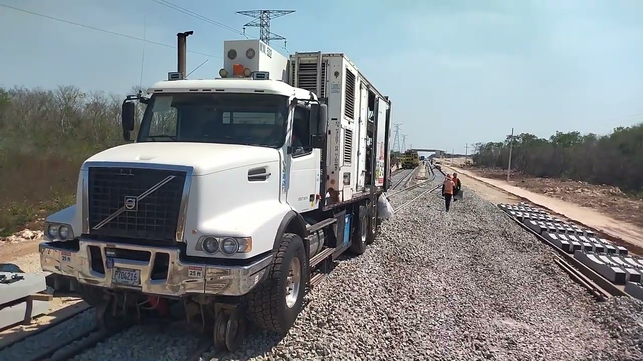 CAMION SOLDADOR de riel HOLLAND MW522 EN MANIOBRAS PARA INGRESO A LADERO;TREN MAYA EN BECAL,CAMPECHE