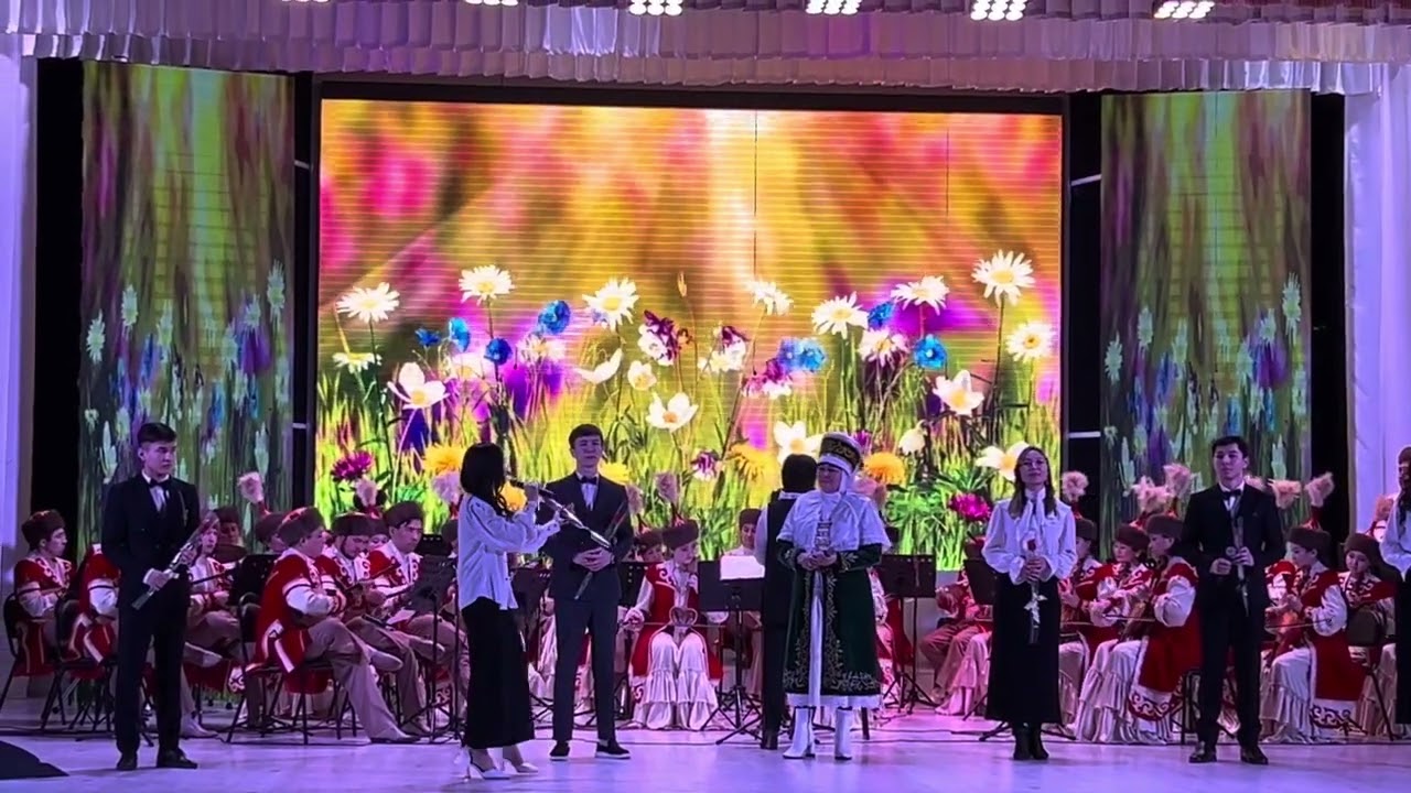 Аналар мерекесі. Сахналық қойылым.