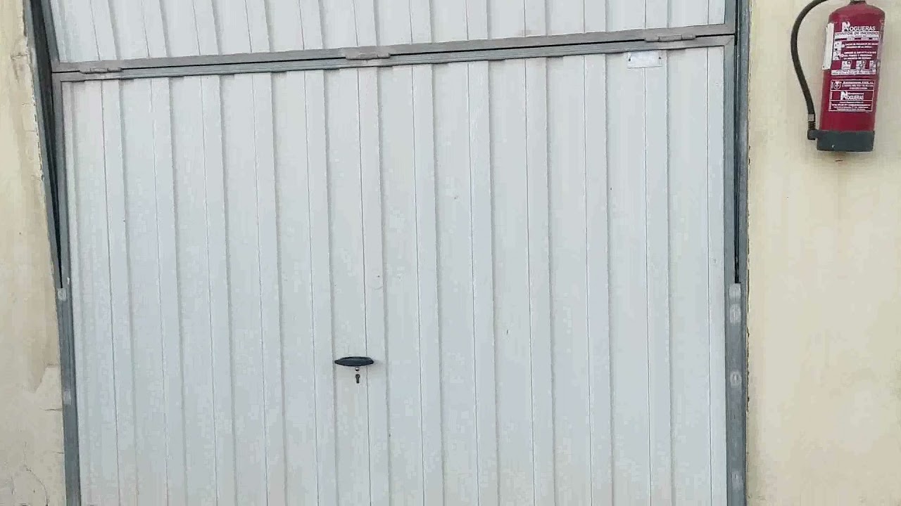 Motor puerta basculante de dos hojas con apertura exterior y sin sitio al techo