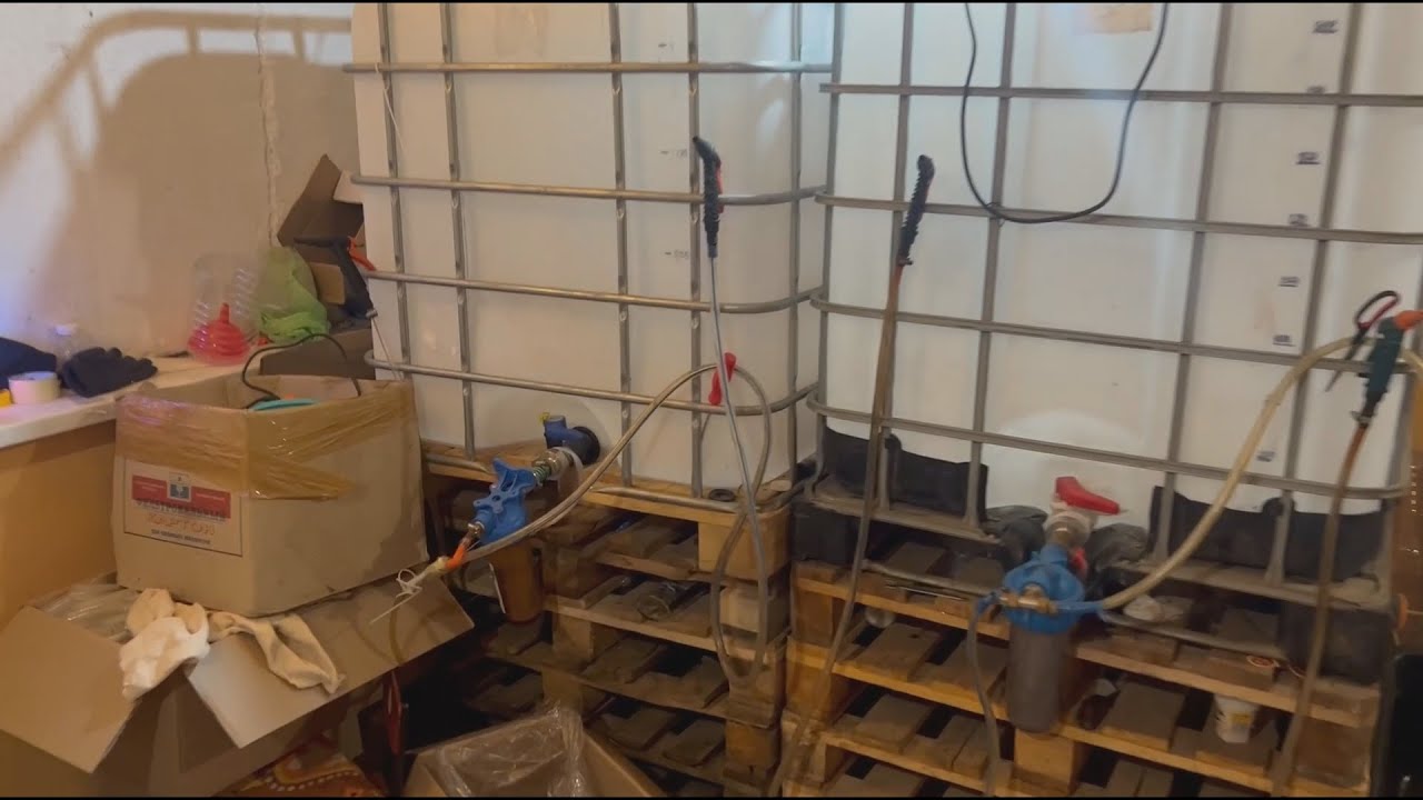 Рецидивистский цех палёной водки.